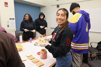 students volunteering