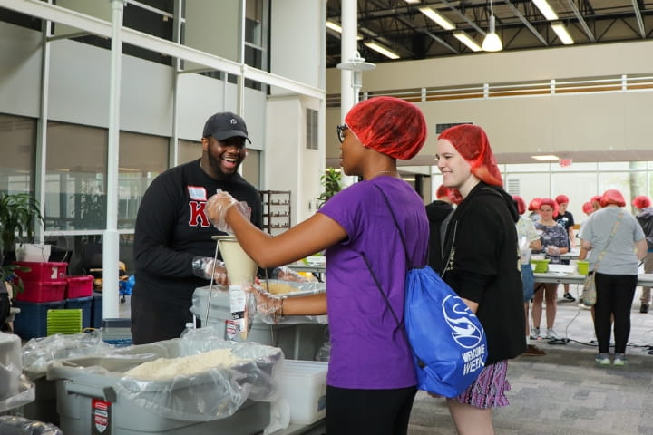 students packing food donations 