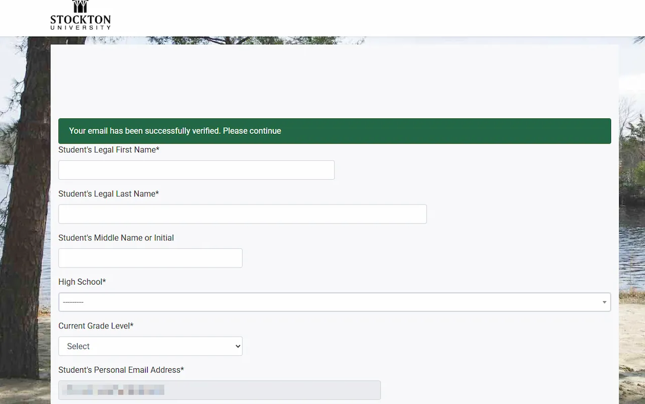 Screenshot of the confirmation screen and application form fields.