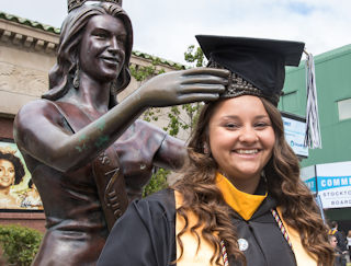 Nursing graduate Morgan Cosgrove is crowned with a commencement cap by Miss America on the Atlantic City Boardwalk at Stockton’s Commencement ceremony on May 12.