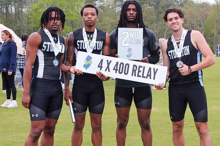 Marcellus Malloy, Darnell Cartwright, Joseph deBeaumont and Santana Wittenburg holding a "2nd Place" sign and "4x400 relay" sign